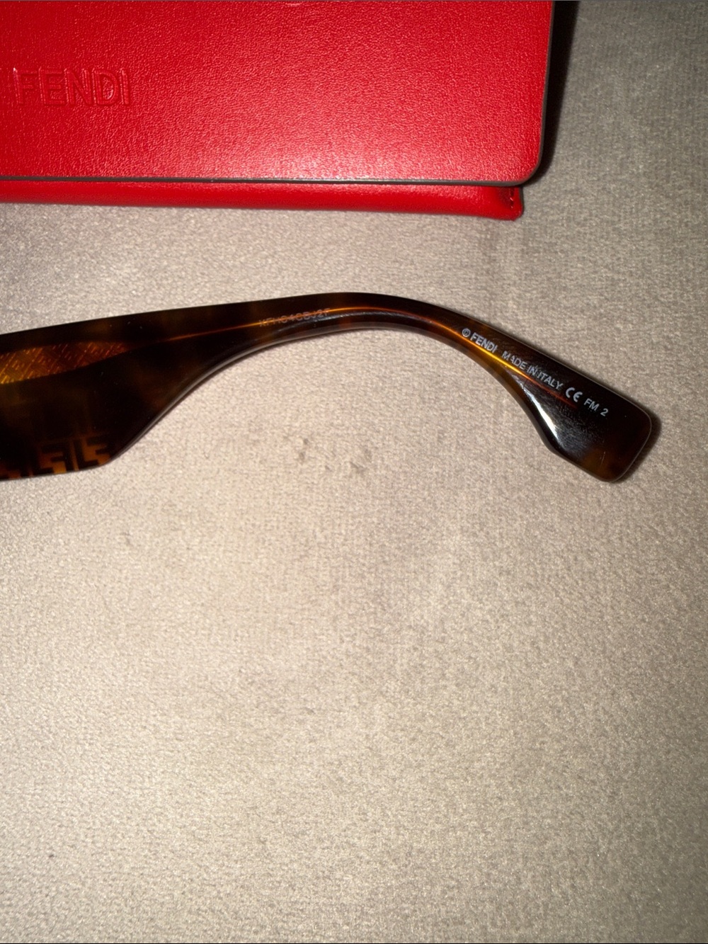 Fendi Roma Fe40101I Square in Tortoise with Brown Gradient Lenses - Picture 4 of 4